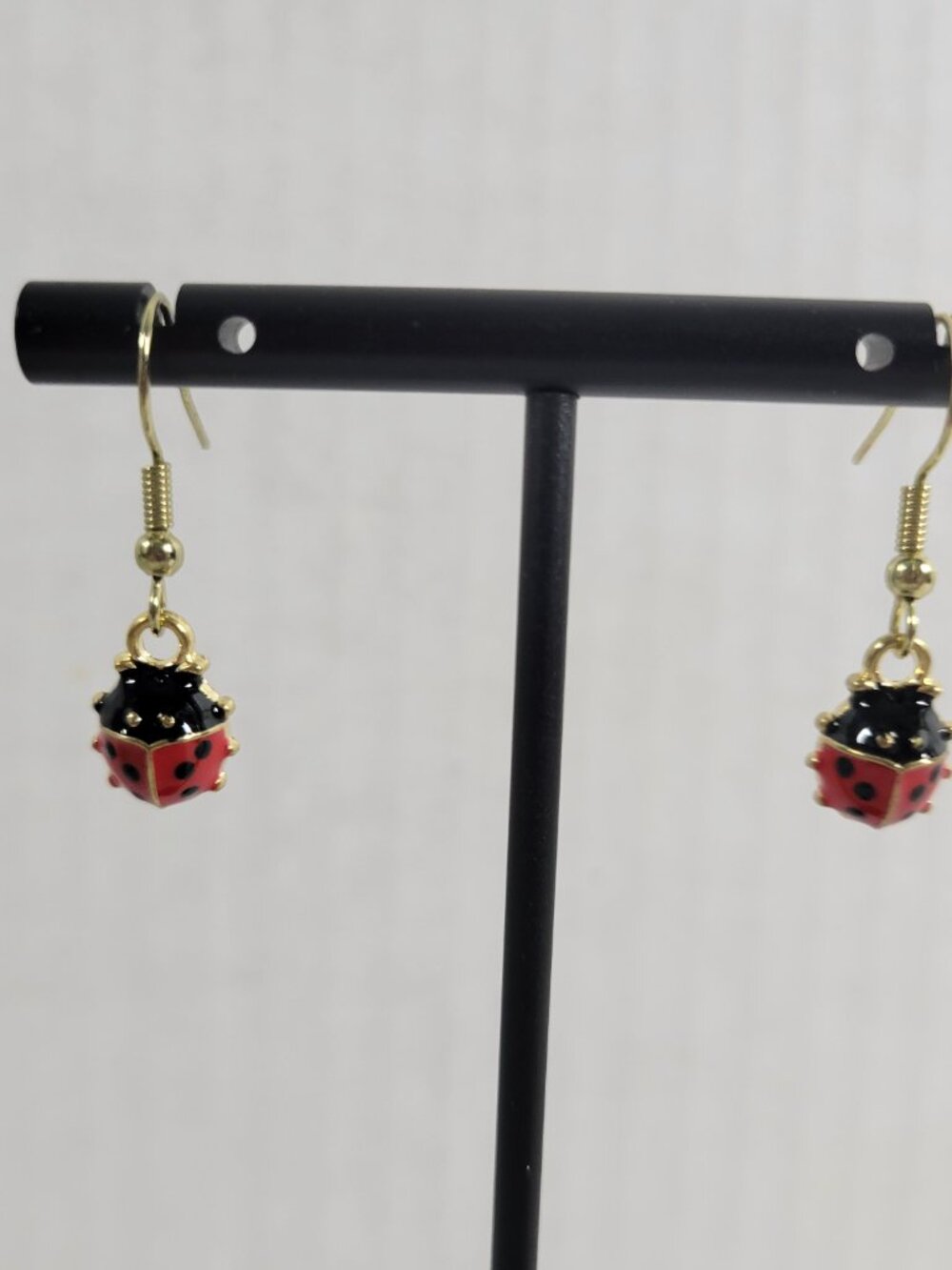 Ladybugs Earrings One Pair Gold Tone Hanging Dangle Fish Hook Red E14E